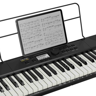 Teclado electrónico preto com suporte para partituras e display digital