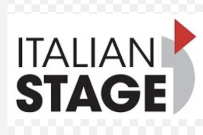 Logo ITALIAN STAGE com círculo cinzento e seta vermelha