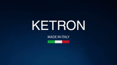Texto KETRON em branco com MADE IN ITALY e bandeira italiana em fundo azul