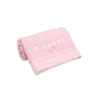 Toalha de banho cor-de-rosa com bordado branco SOCINOS