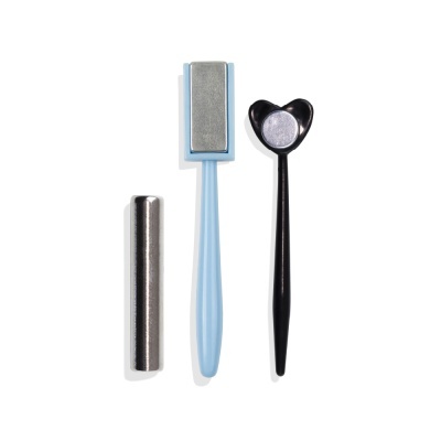 conjunto de três pedras de afiar com base azul e preta e peça cilíndrica metálica