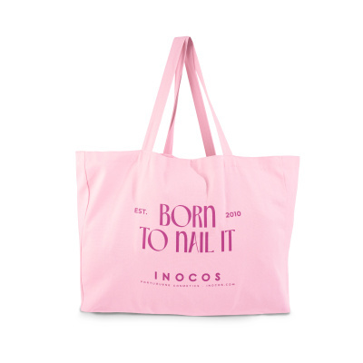 Mala rosa em tecido com texto impresso em roxo BORN TO NAIL IT, EST. 2010 e INOCOS PORTUGUESE COSMETICS INOCOS.COM.