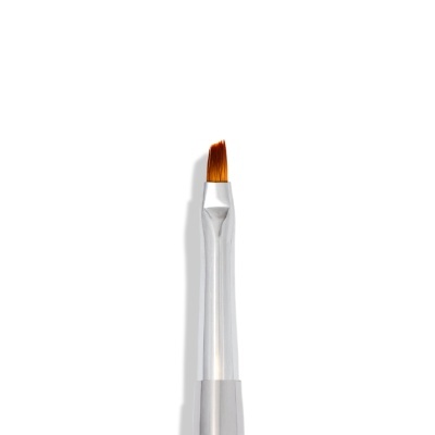 Pincel de maquilhagem com pelo castanho e cabo prateado em fundo branco