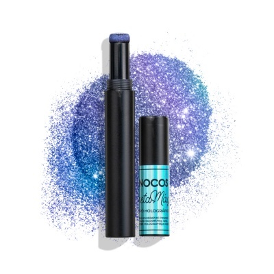 Produto cosmético com esponja na ponta e embalagem azul holográfica com pó brilhante ao fundo