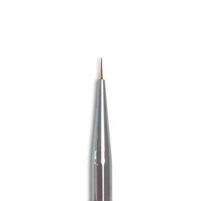 Pincel fino com cabo metálico prateado e cerdas castanho claro