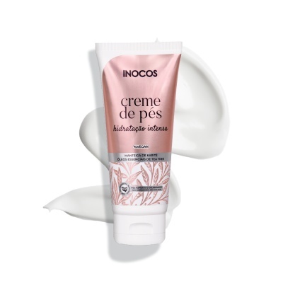 Creme de pés INOCOS em tubo rosé e branco com texto e detalhes florais, textura cremosa branca ao fundo