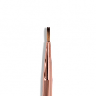 Pincel fino com cabo metálico cor de cobre