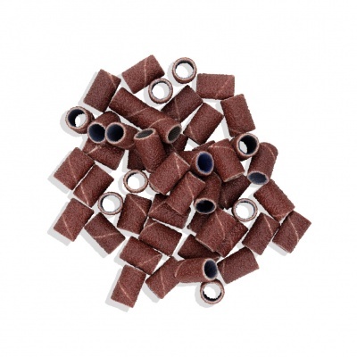 Pequenas lixas cilíndricas castanhas sobre fundo branco