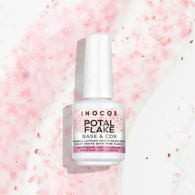 Frasco de verniz para unhas branco com rótulo e partículas rosa no fundo