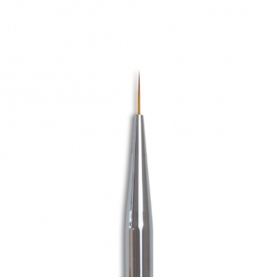 Pincel fino com cabo metálico prateado e cerdas castanhas