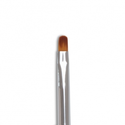 Pincel de maquilhagem com cerdas castanhas e cabo prateado