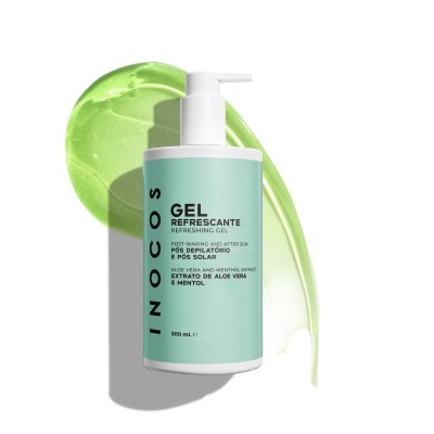 Frasco de gel refrescante Inocos azul claro com doseador branco e textura verde do gel no fundo