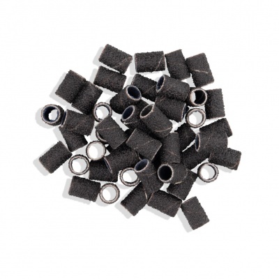 Pequenos cilindros de espuma preta dispostos sobre fundo branco