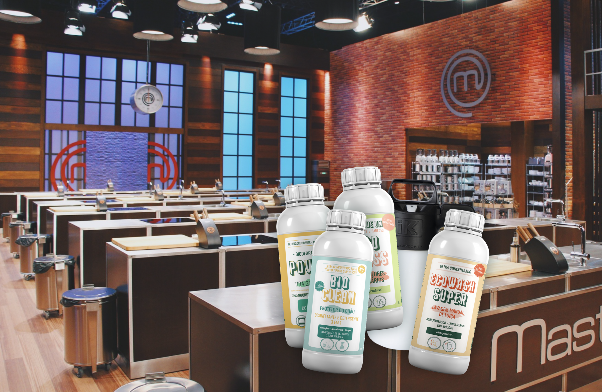 Quatro frascos de suplementos em bancada de estúdio de cozinha MasterChef