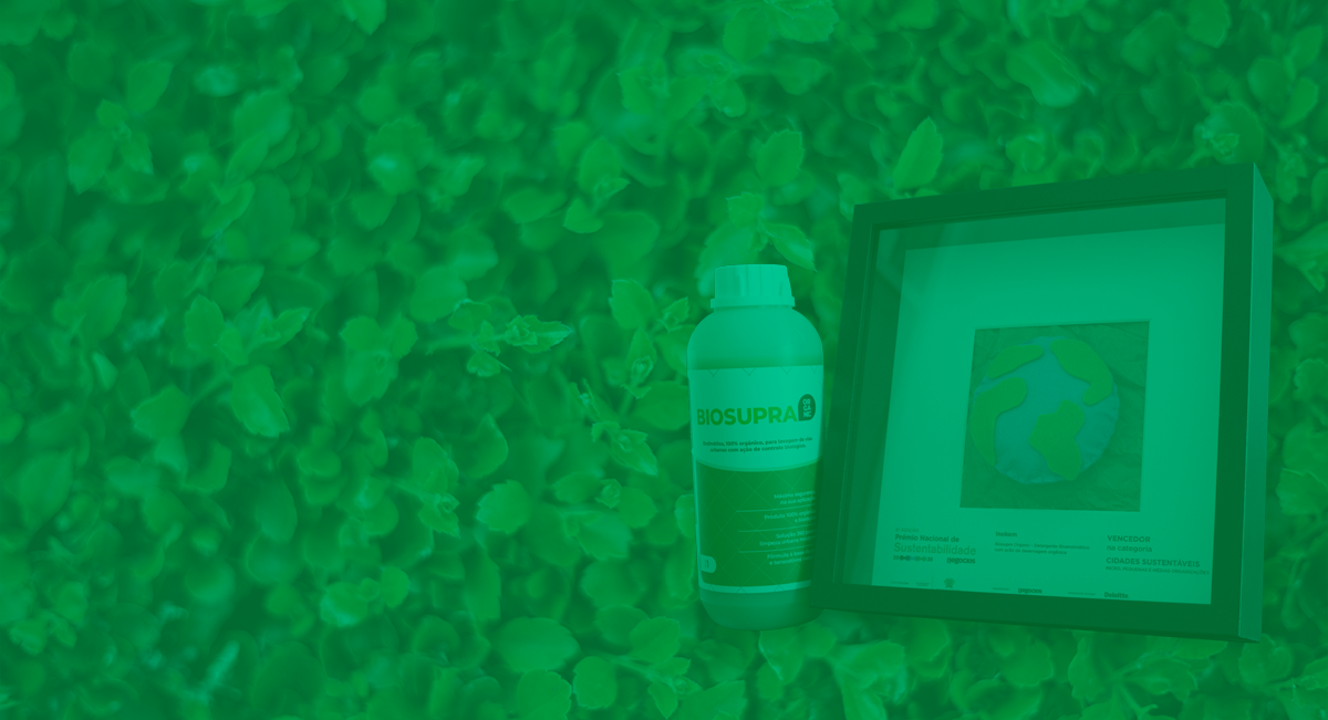 Sustentável ou só parece? 3 sinais de greenwashing a que deves estar atento Frasco Biosupra Organic com certificado de prémio sustentabilidade sobre plantas