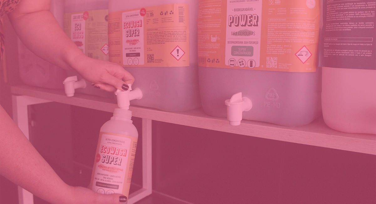 Garrafões de plástico com etiquetas coloridas e uma mão a encher garrafa etiquetada com ECODISON SUPER