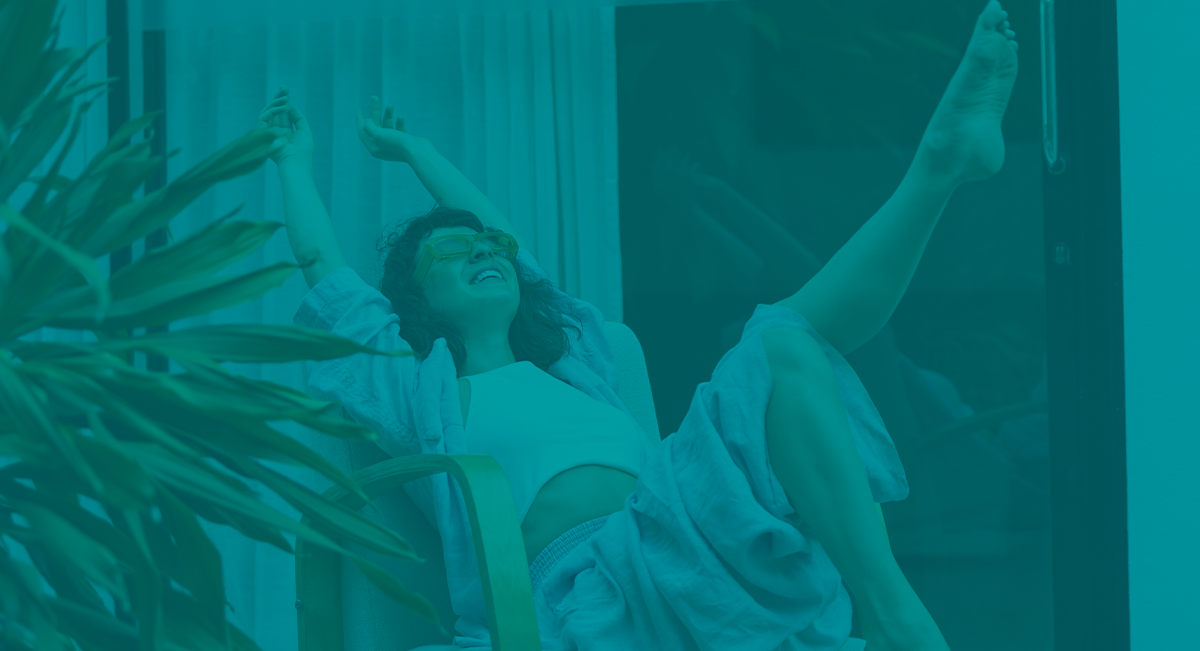 Verão sim. Mosquitos e sujidade não! 🌞 Mulher relaxada sentada num cadeirão verde-limão em ambiente interno com plantas