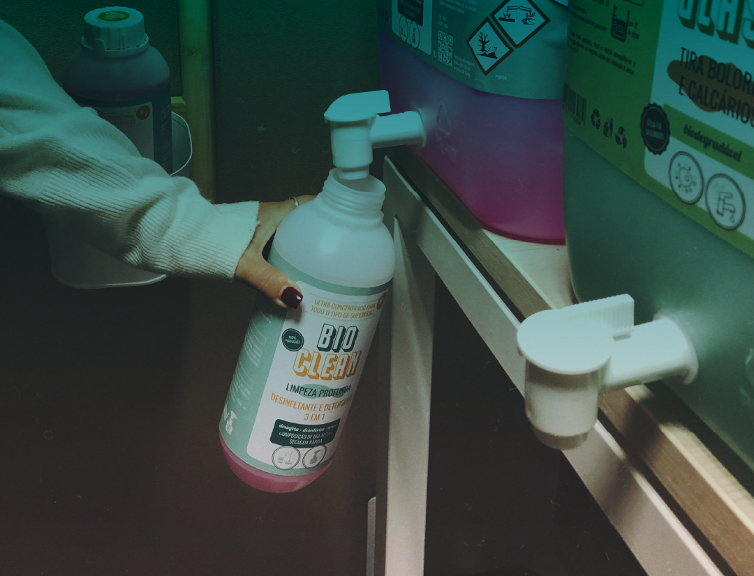 Frasco branco com bomba de detergente BIO CLEAN segurado por mão