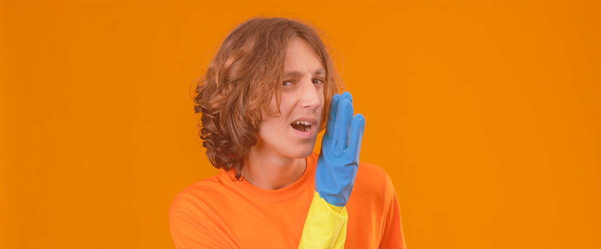 Homem com luva de limpeza azul e amarela e camisola laranja