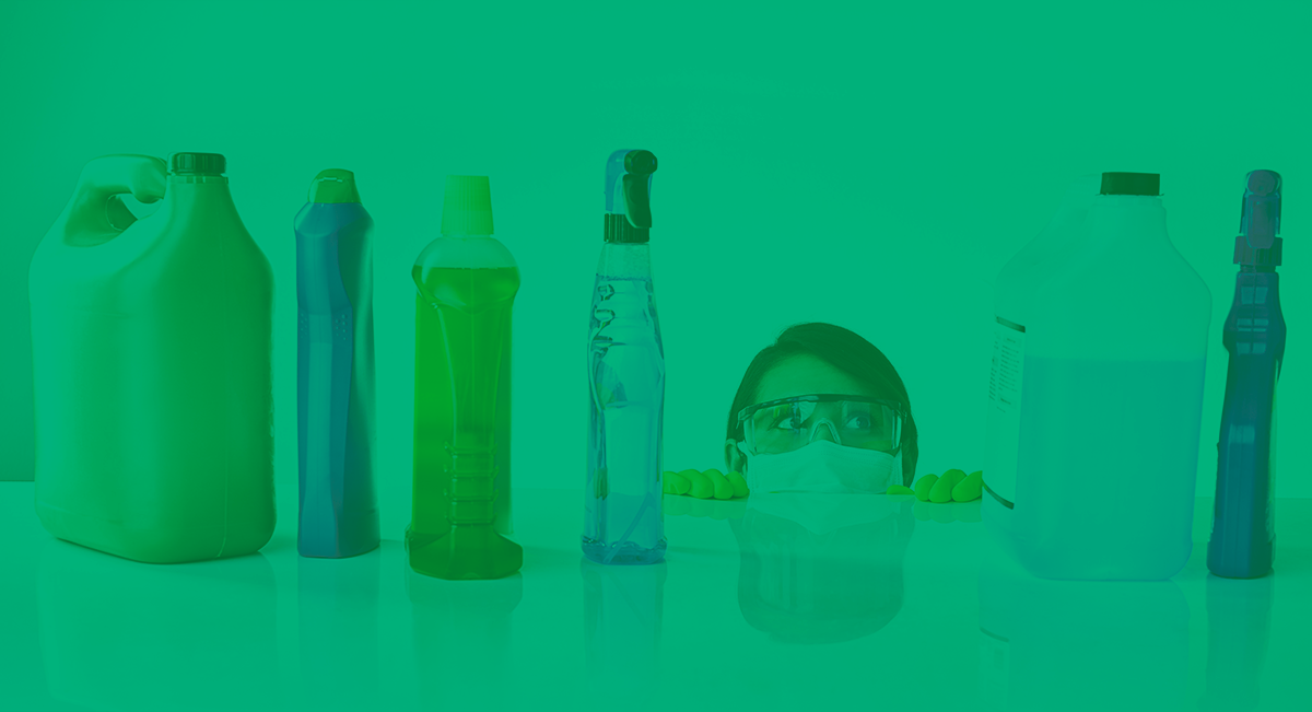 Frascos plásticos variados alinhados com pessoa de proteção atrás