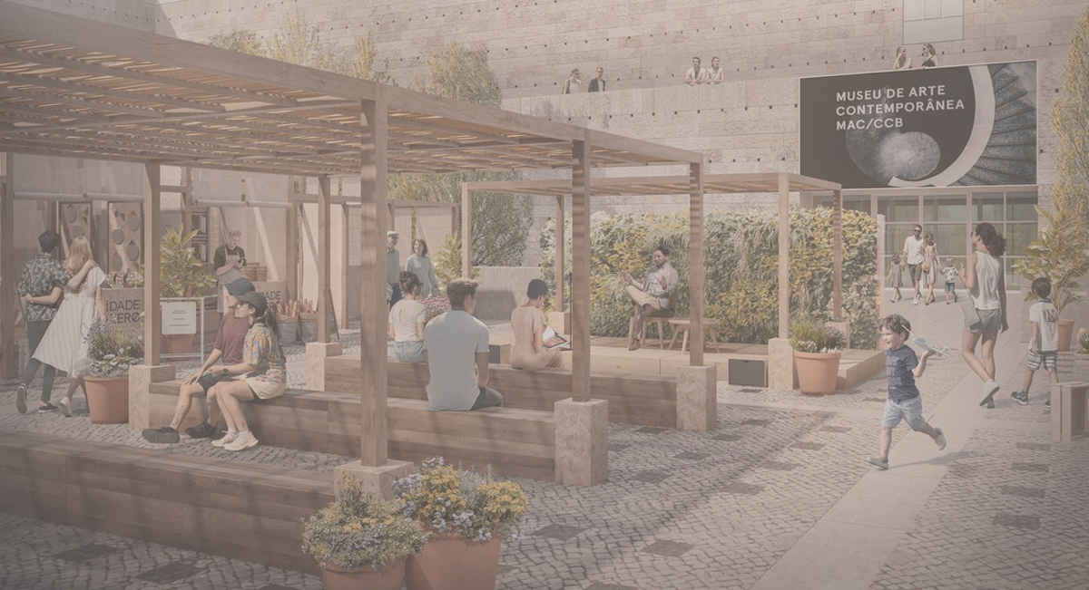 Área exterior com mobiliário de madeira, plantas em vasos e pessoas num espaço ao ar livre junto ao museu.