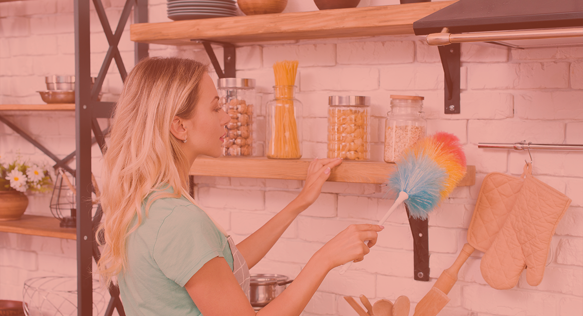 Como limpar a cozinha em 20min? 5 truques! Mulher a limpar prateleira de cozinha com espanador colorido