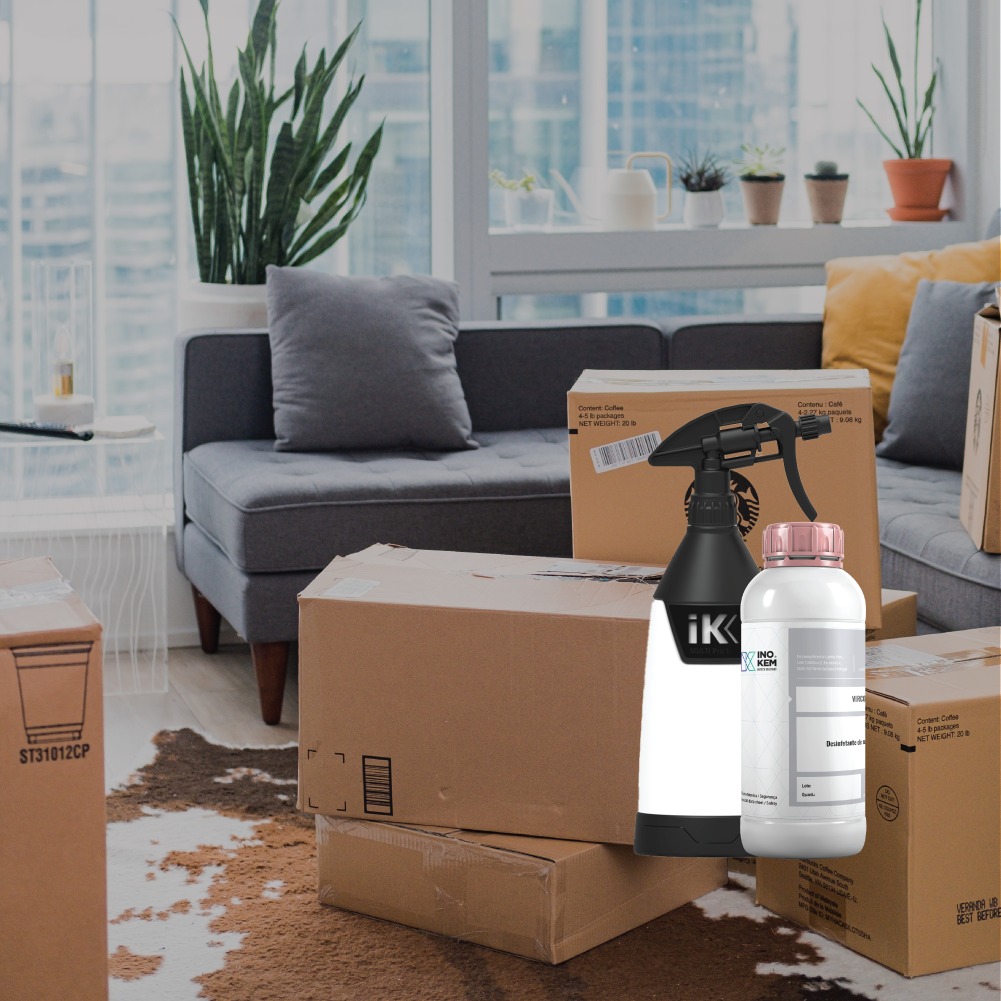 Desinfetante para todo o tipo de tecidos e roupa - Vircov Tex Produtos de pulverização e frasco sobre caixas de papelão numa sala com sofá cinzento e plantas.