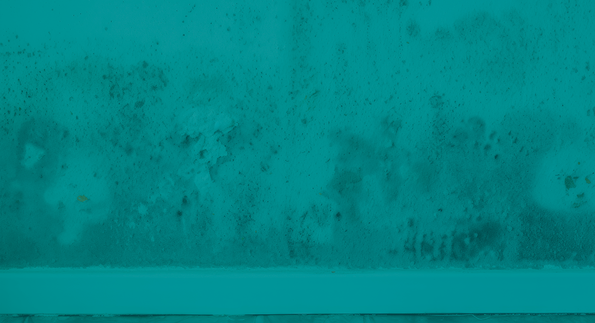 Superfície azul-turquesa com manchas e texturas irregulares.