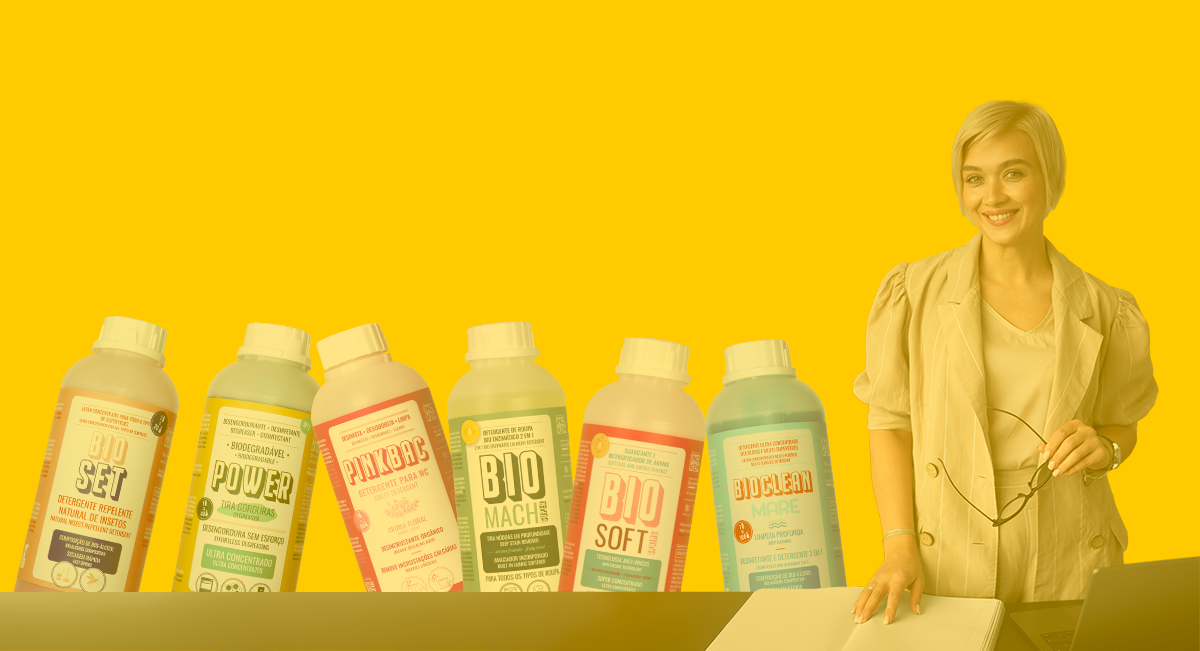 Seis embalagens coloridas de bebidas BIO alinhadas com mulher sorridente num fundo amarelo