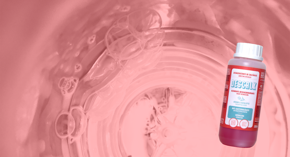 Garrafa plástica vermelha de desinfetante multiusos DESCOL sobre fundo desfocado