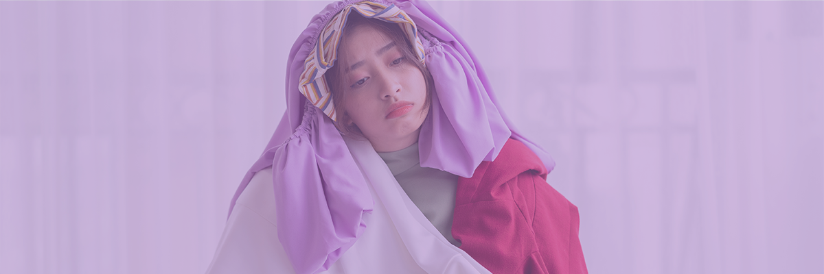 5 dicas originais de como acabar com nódoas difíceis de roupa! Pessoa com roupa sobreposta em ambiente interno claro