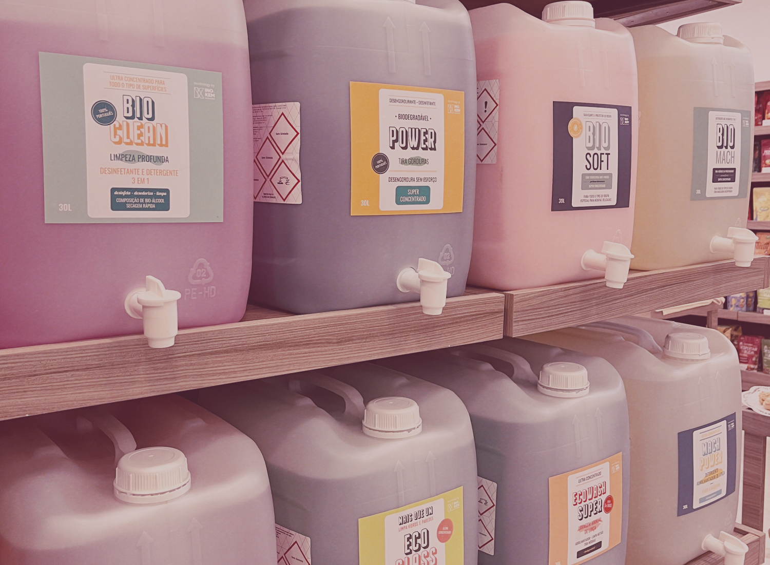 Contentores de líquidos coloridos com rótulos em prateleiras