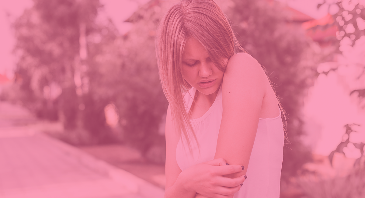 Mulher de cabelo castanho claro com camisola branca exterior