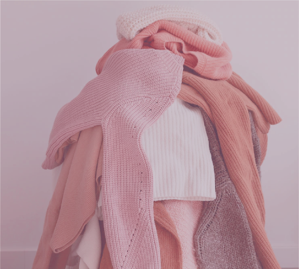 Roupas de malha coloridas empilhadas com várias texturas