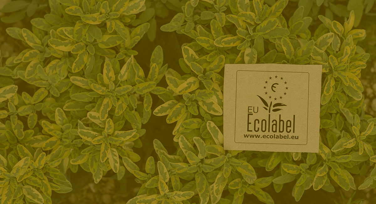 Etiqueta EU Ecolabel em fundo de folhas verdes