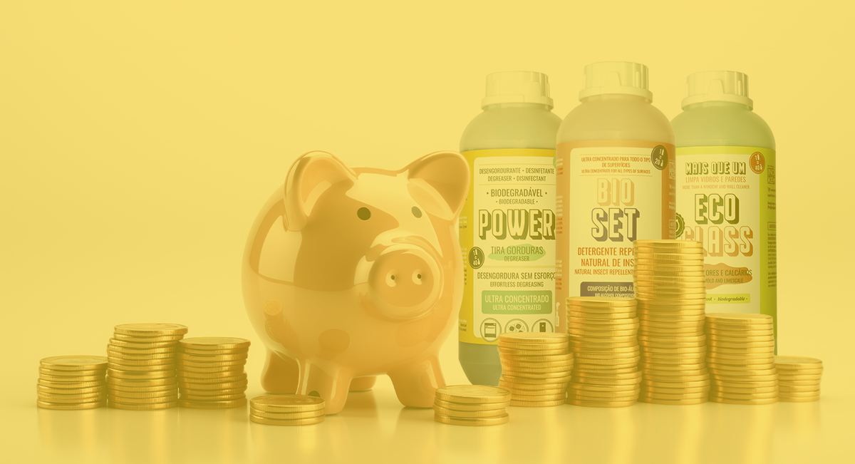 Produtos de limpeza biodegradáveis, mealheiro porco amarelo e pilhas de moedas douradas