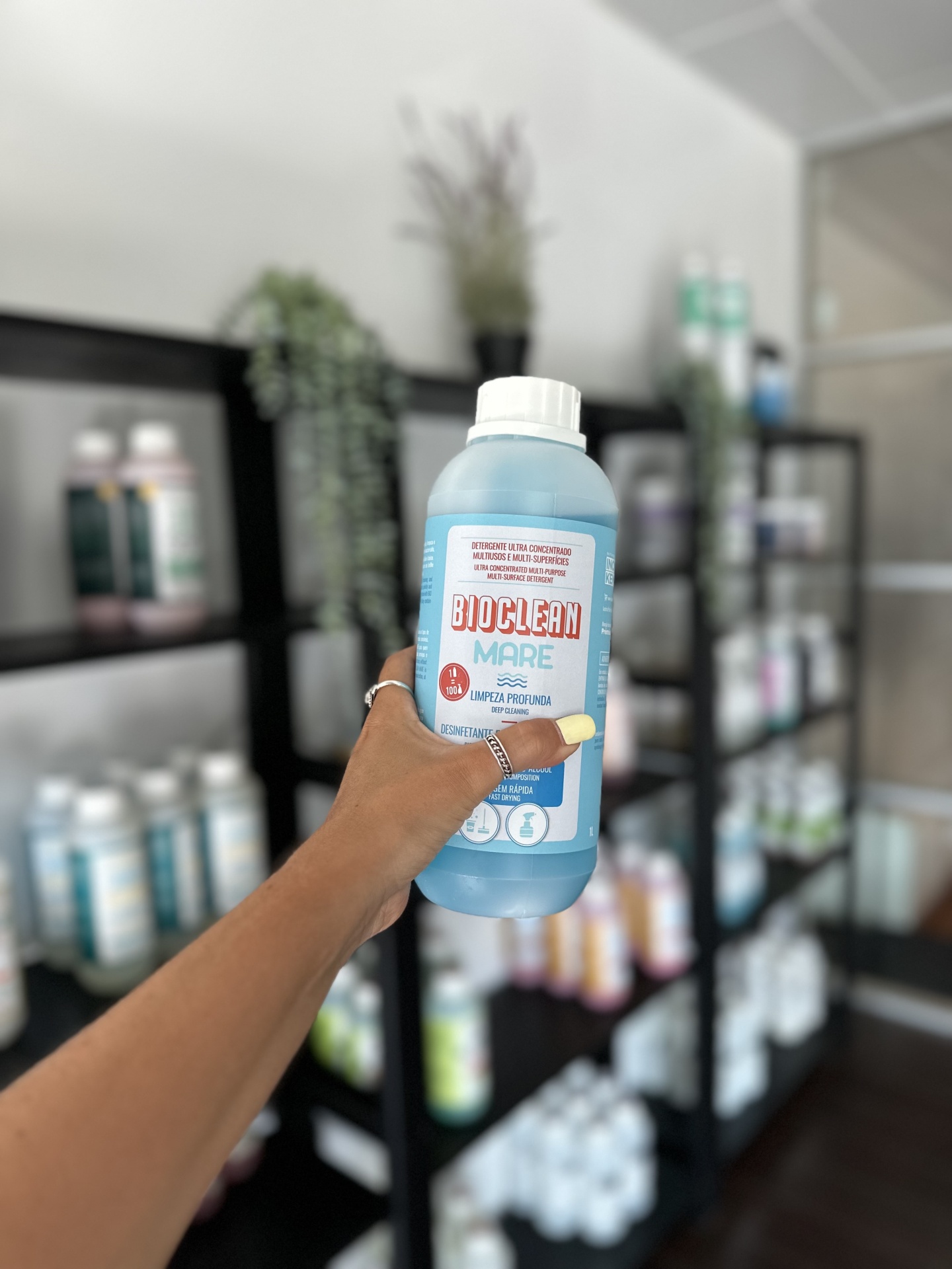 Detergente neutro multiusos - BIOCLEAN MARE Frasco azul claro do produto DIOLCLEAN MARE segurado por mão