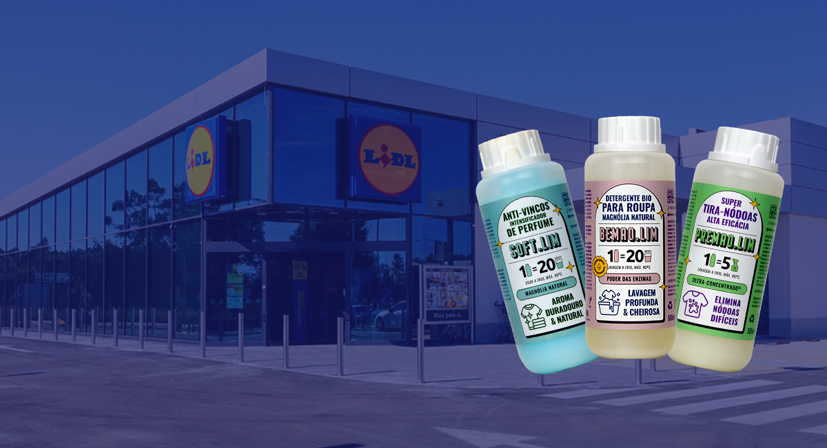 A GAMA.LIM tem agora produtos para a roupa! Três frascos de detergente Super Clean em frente a loja Lidl