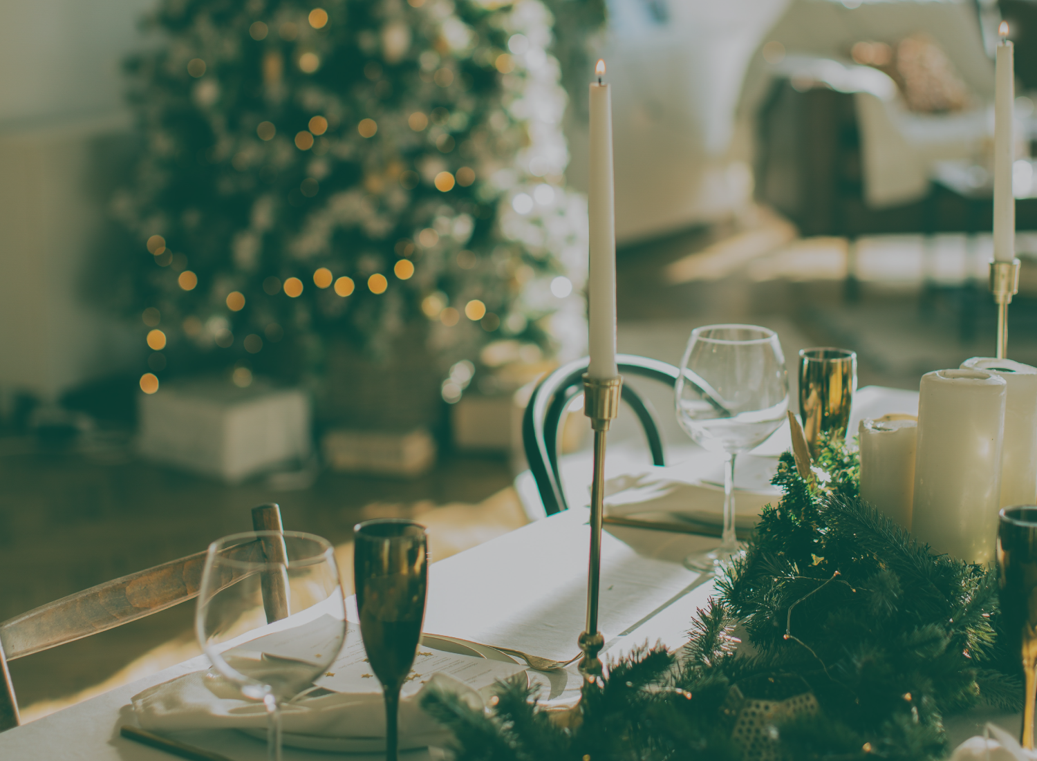 Mesa de jantar decorada com castiçais e decoração de Natal