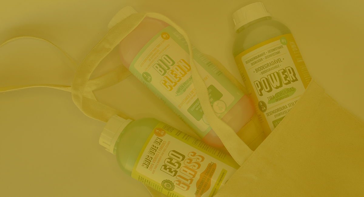 Frascos de produtos de limpeza biodegradáveis em sacola de tecido bege