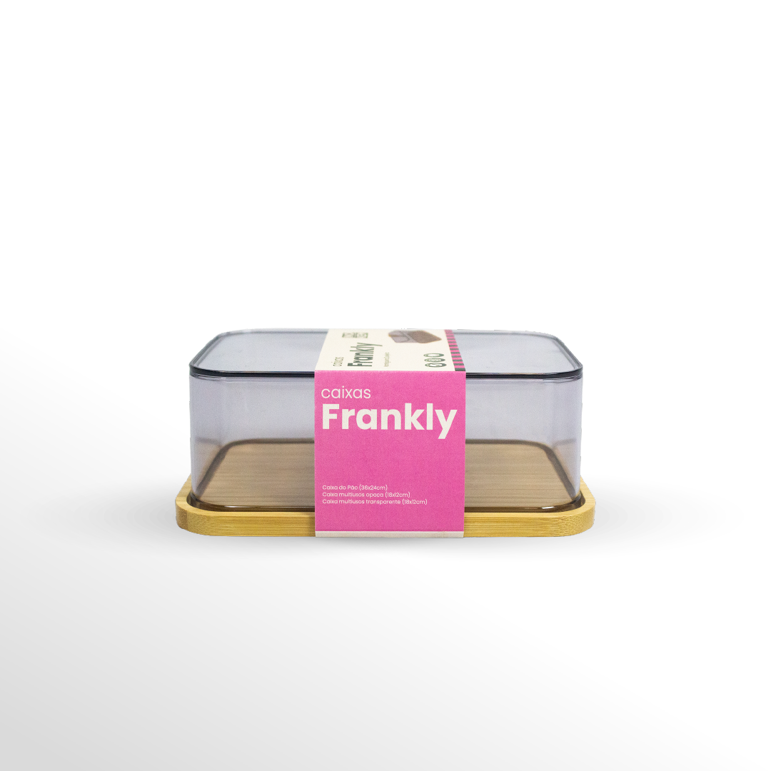 FRANKLY – Set 3 Peças cozinha | Caixa do pão · Saleiro · Manteigueira Caixa retangular transparente com tampa fumada e base em madeira clara, etiqueta rosa com texto