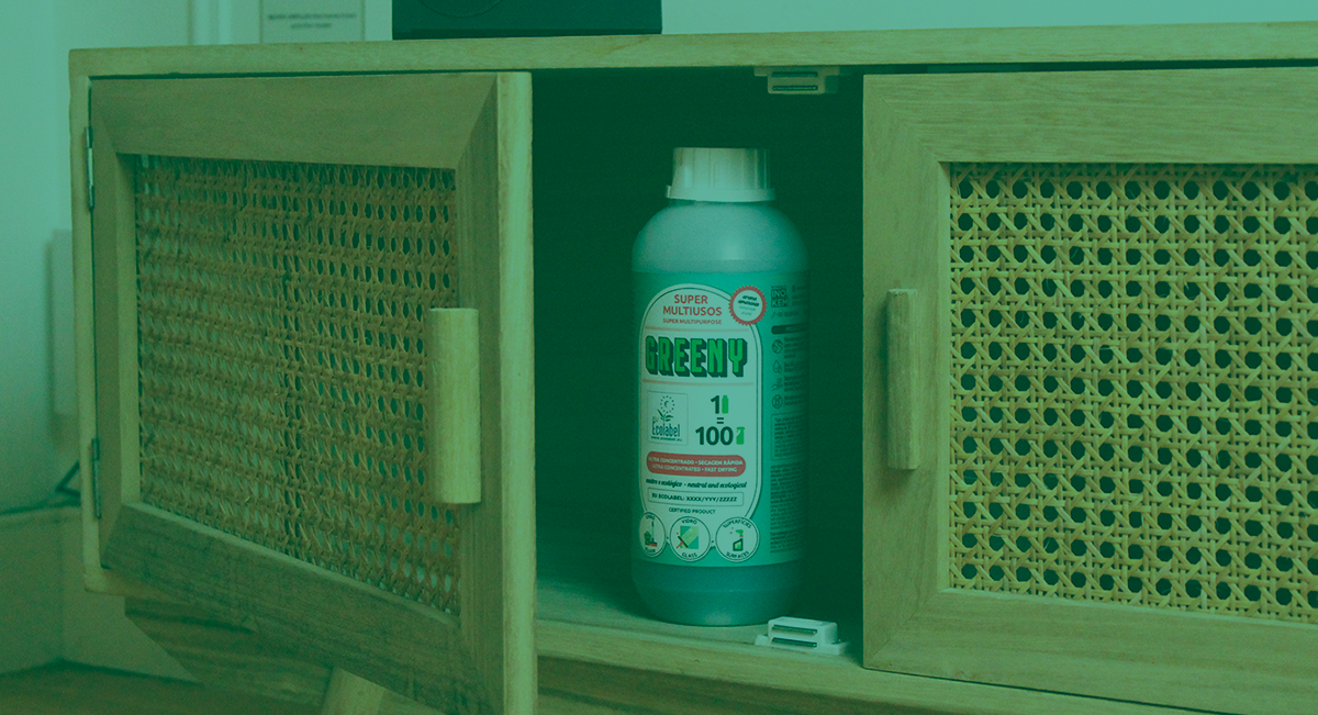 Garrafa plástica branca com rótulo verde dentro de armário de madeira com portas de palhinha abertas