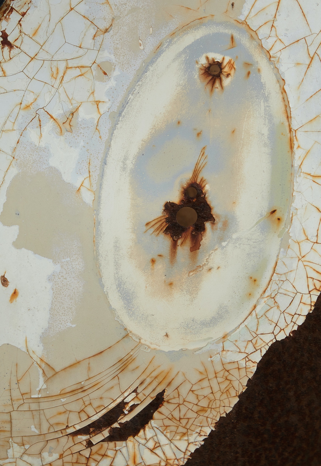 Superfície metálica branca ovalada com ferrugem e pintura descascada