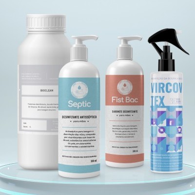 Produtos de desinfeção em diferentes embalagens com rótulos azuis, rosa e branco sobre fundo azul claro