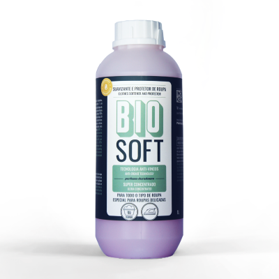 Frasco lilás com rótulo preto e branco de BIO SOFT amaciador e protetor de roupa