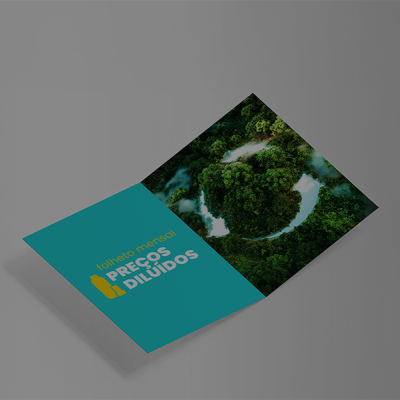 Folheto mensal dobrado com texto e imagem de floresta