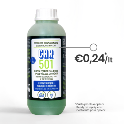 Frasco verde de detergente para lavagem de carros com etiqueta branca e preço