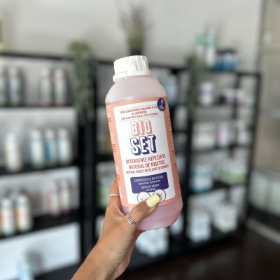 Frasco de detergente repelente natural de insetos BIO SET cor rosa com tampa branca