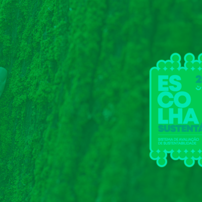 Mão sobre casca de árvore com selo de sustentabilidade verde