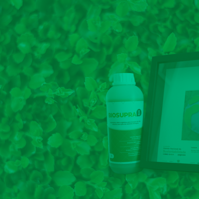 Frasco Biosupra Organic com certificado de prémio sustentabilidade sobre plantas